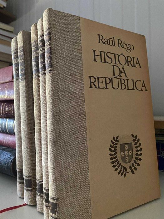 HISTÓRIA DA REPÚBLICA – Raul Rego, 5 volumes, bom estado, ofereço portes de envio