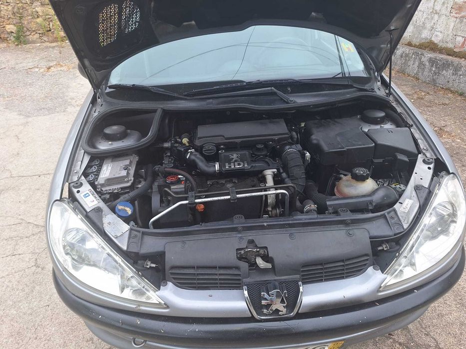 Carrinha citadina, 1.4 HDI , económica, prática, confortável, de fácil condução.