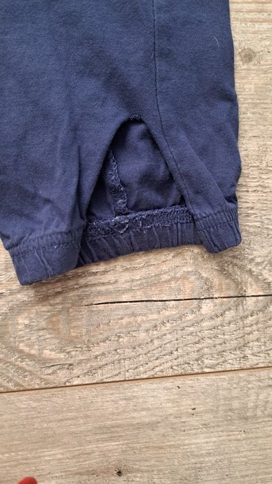 Spodnie od piżamy z rozcięciami na dole przy nogawkach