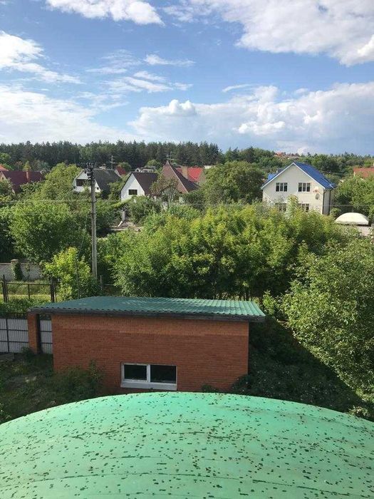 Цегляний будинок у селі Хлепча