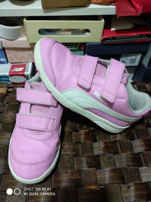 Botas menina e sapatilhas