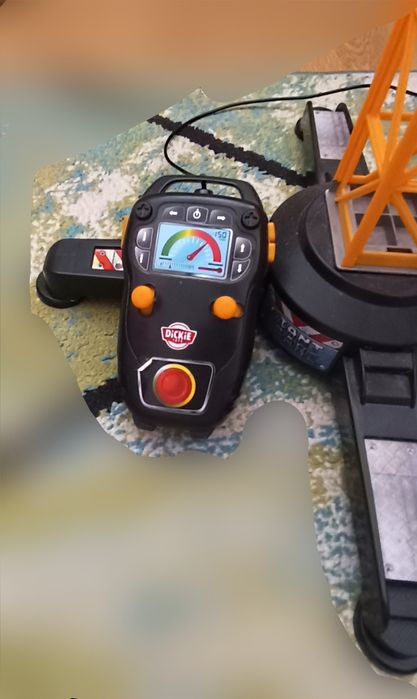 Dźwig sterowany na pilota.