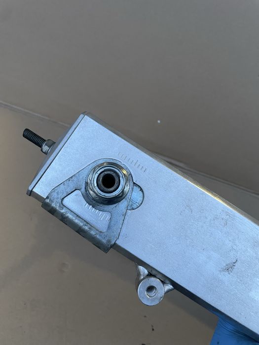 Wahacz Suzuki sv650 03- ośka oś tył