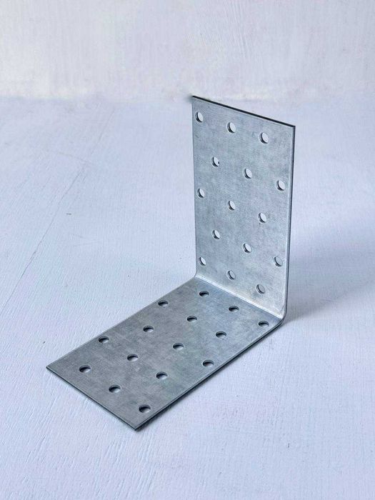 Кровельный крепежный уголок перфорированный, оцинкованный.