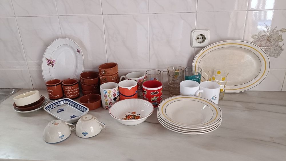Conjunto de 34 peças diversas: copos pratos taças chávenas