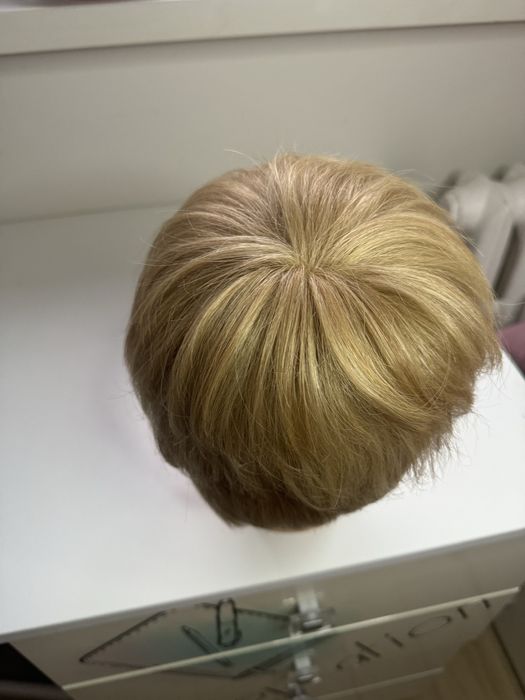 Peruka jasny blond krótka firma Rokoko