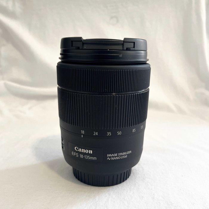 Lente Canon EF-S 18-135mm f/3.5-5.6 IS Nano USM + Brindes