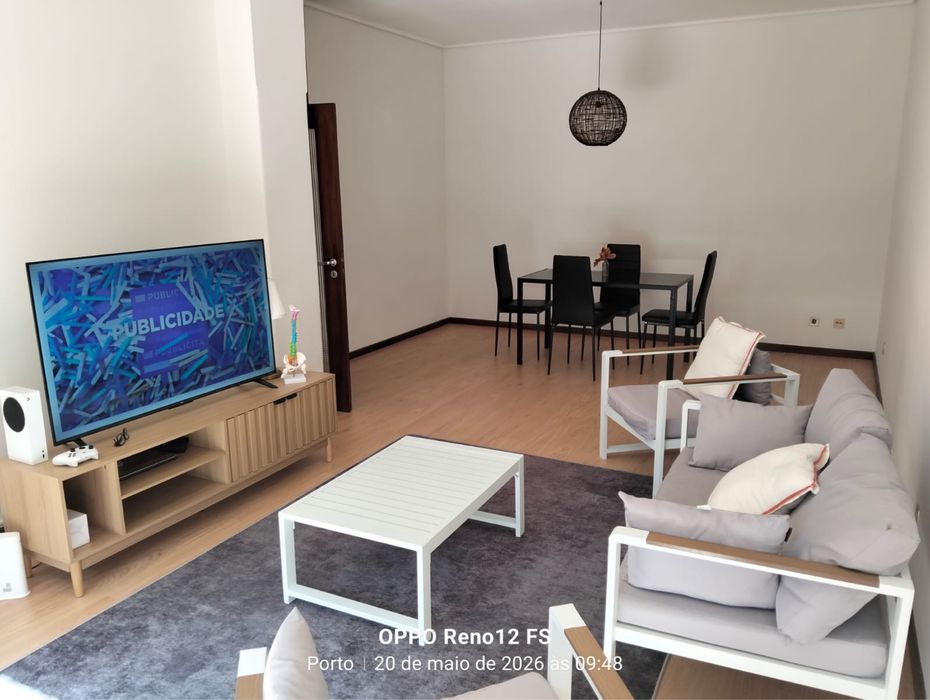Jogo de sofas completo com mesa de centro e tapete