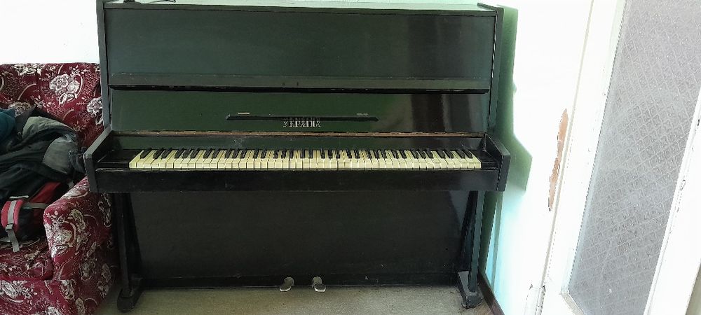 Фортепіано продам