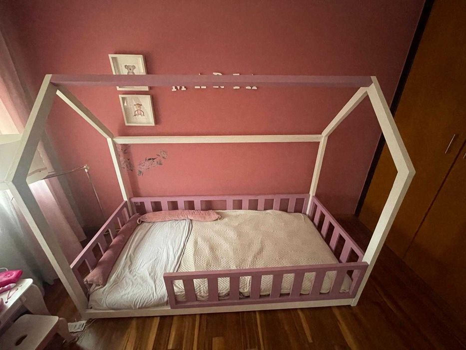 Cama Montessori criança rosa e banca