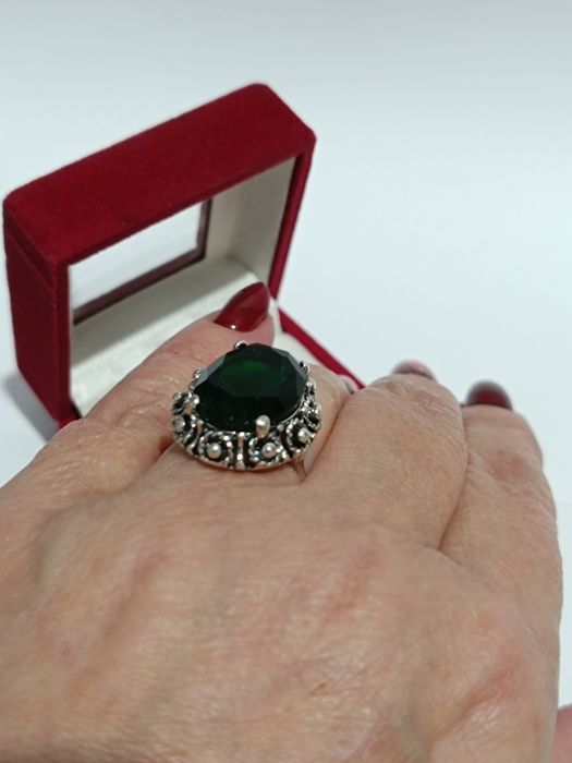Srebrny pierścionek z zielonym kamieniem roz.13, srebro próby 925