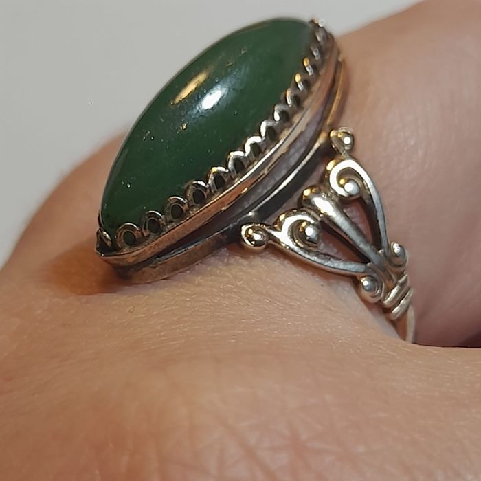 Srebrny pierścionek z nefrytem