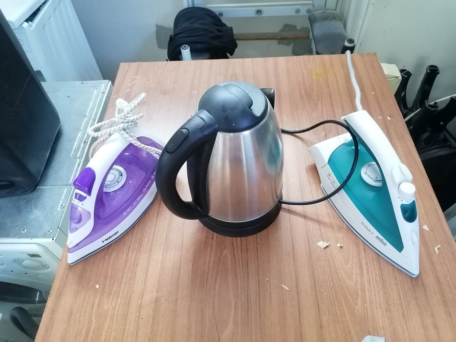 Утюг. Обигривач. Чайник. Доска для сушки.