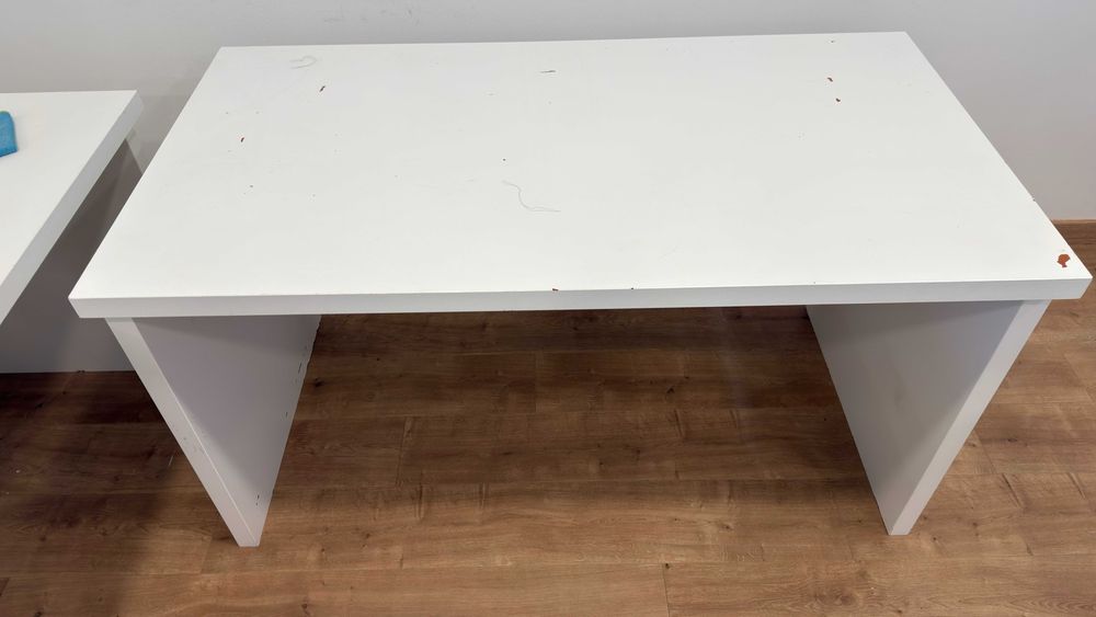 2 secretárias brancas