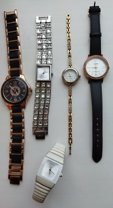 Женские кварцевые часы.