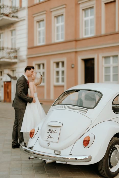 Biały VW Garbus na wesela i sesje zdjęciowe