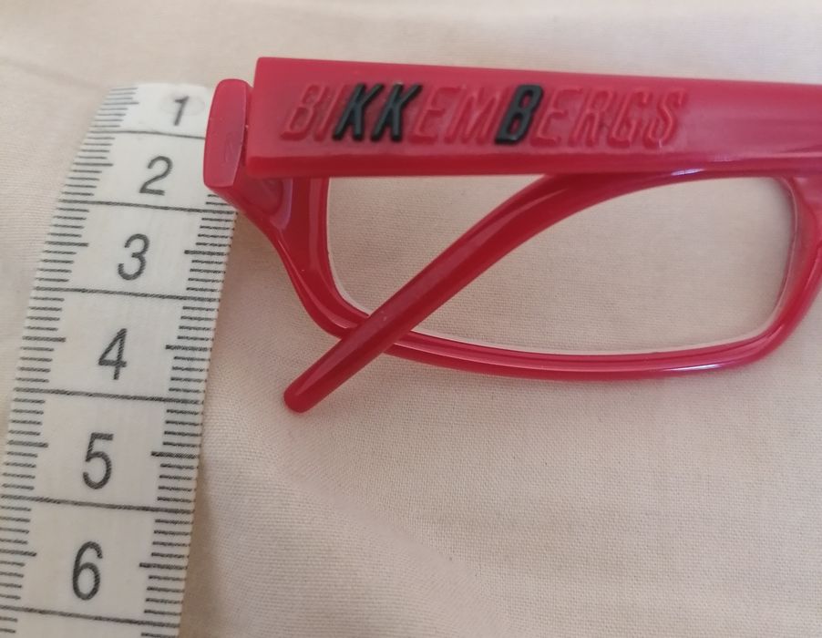Armação de óculos, vermelha, da Bikkembergs.