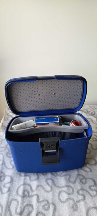 Necessaire rígido de senhora, azulão.