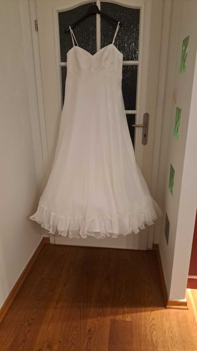 Suknia ślubna na ramiączkach