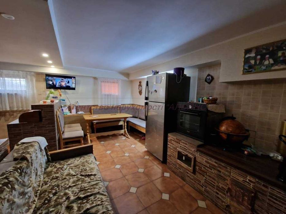 Будинок поряд з Ужгородом