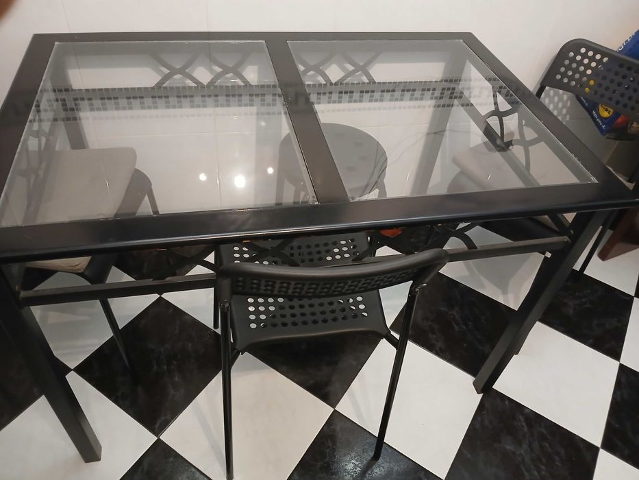 Mesas. 2 iguais em bom estado