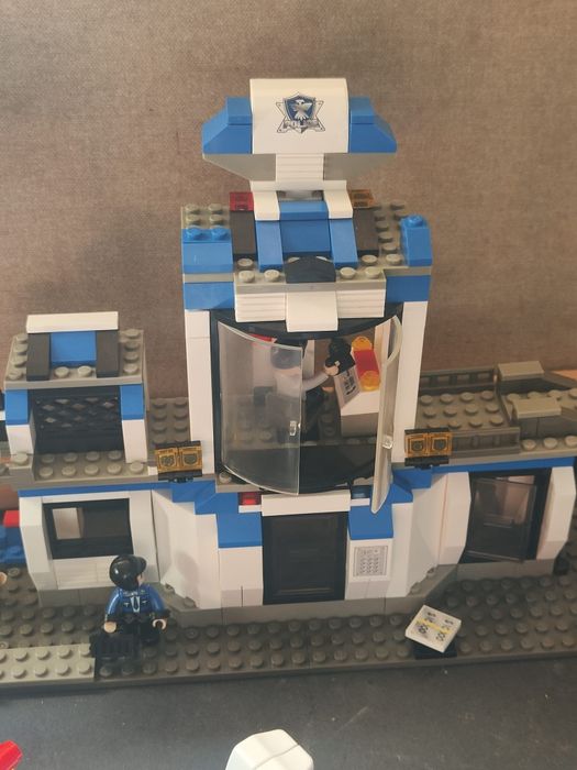 Posto da polícia, mota, carro e helicóptero