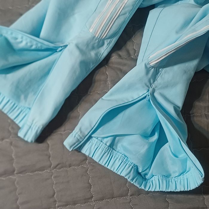 Piękne błękitne spodnie adidas 40