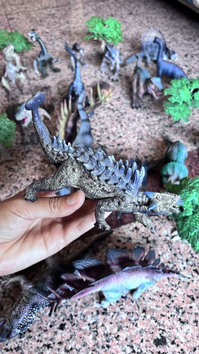 Conjunto de 19 dinossauros e 5 arvores