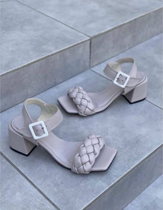 Босоніжки на квадратних підборах