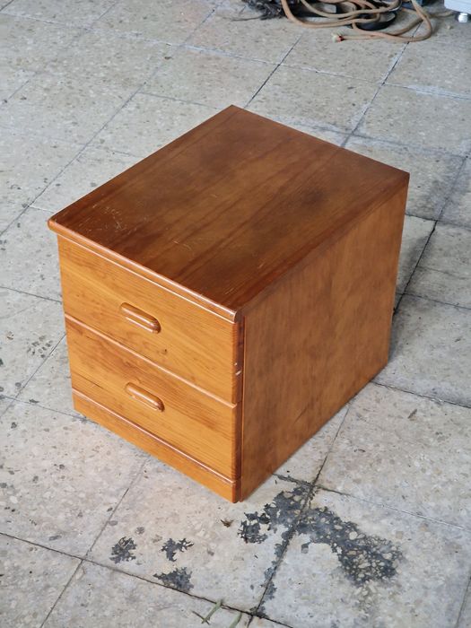 Mesa de apoio de pinho maciço