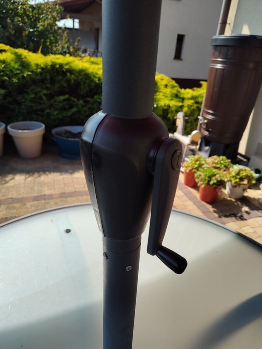 Parasol ogrodowy że stołem