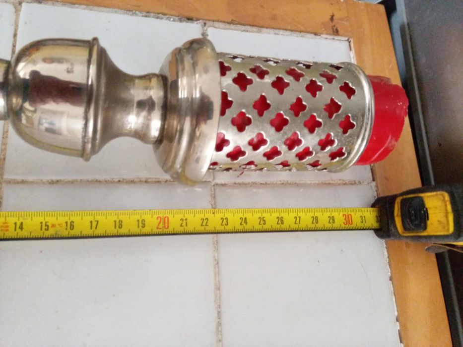 Castiçal metálico antigo.