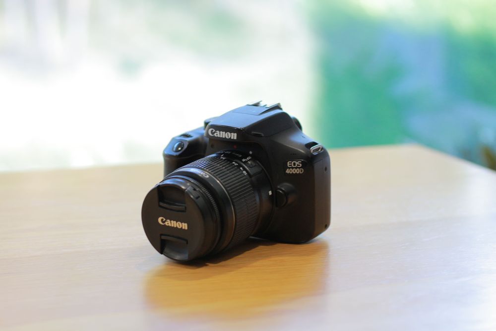 Canon 4000D + 18-55mm (COMO NOVA)