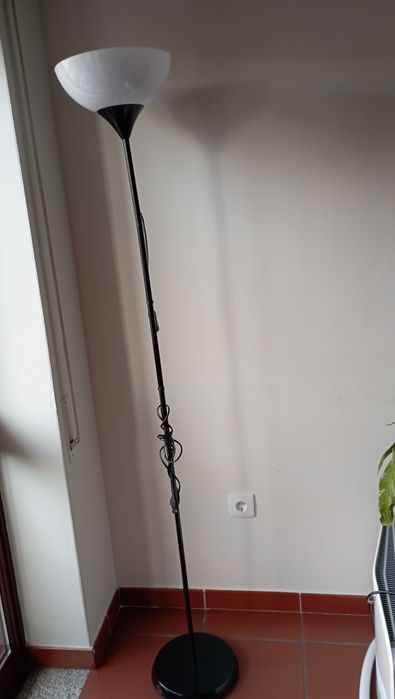 Candeeiro de pé preto e branco