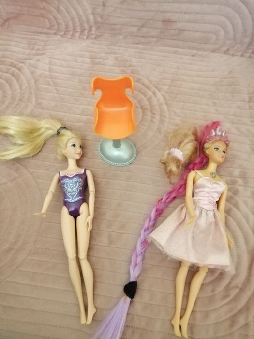 Lalki Barbie z akcesoriami.