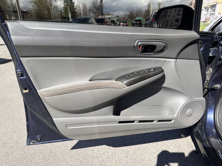 Продам Хонда Сивик 4D мотор 1.8 автомат