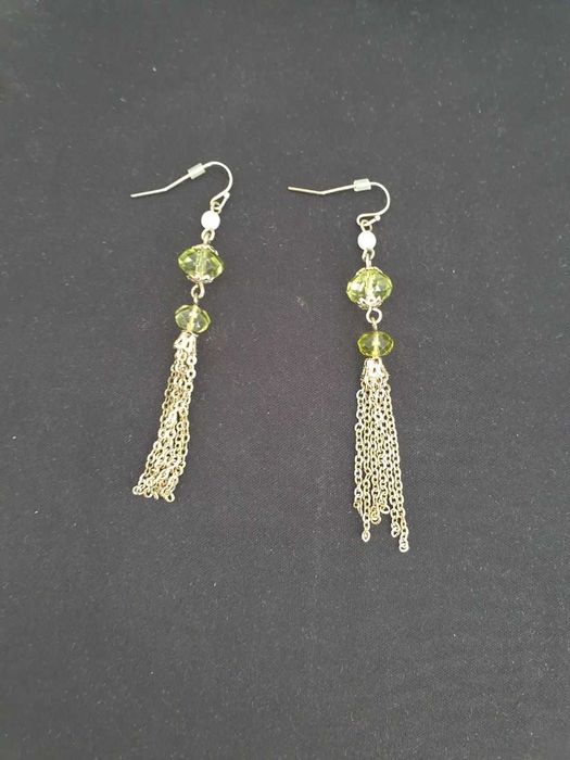 Сережки с зелеными бусинами