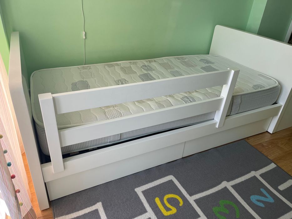 Cama, colchão e cabeceira/livreiro Flybaby como nova
