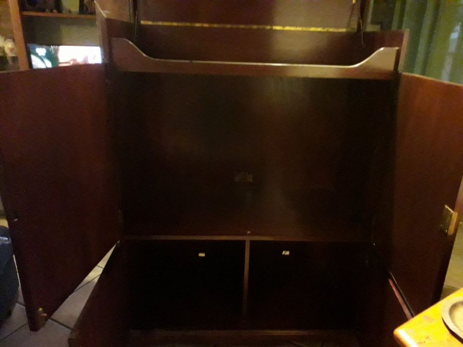 Vende-se móvel em madeira castanho