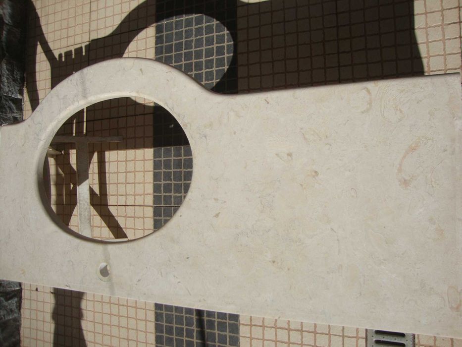 Bancada de Lavatório em Pedra com cuba, lavatório de colar por baixo