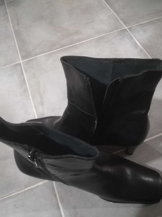 Botas novas em pele para Senhora, tamanho 37.