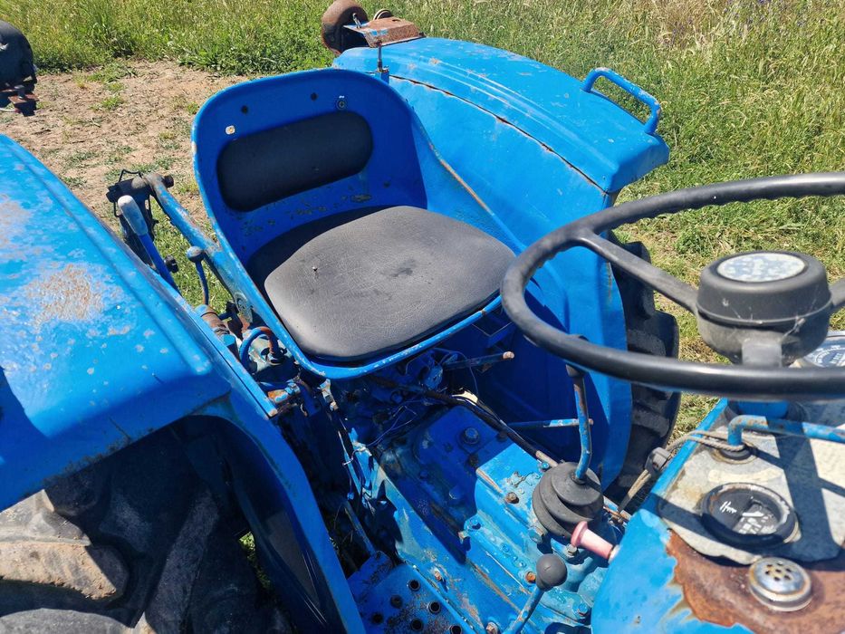 Trator Hinomoto E250D matriculado - Motor de 3 cilindros