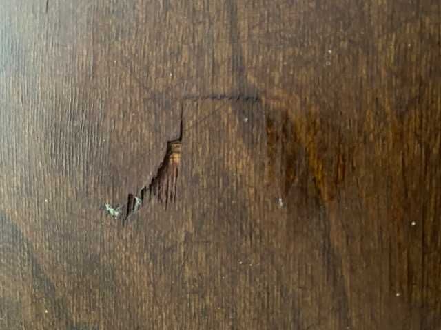 Mesa de refeições, estrutura em madeira maciça, modelo pés de palito