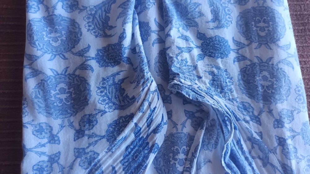 Blusa em branco e azul da sfera