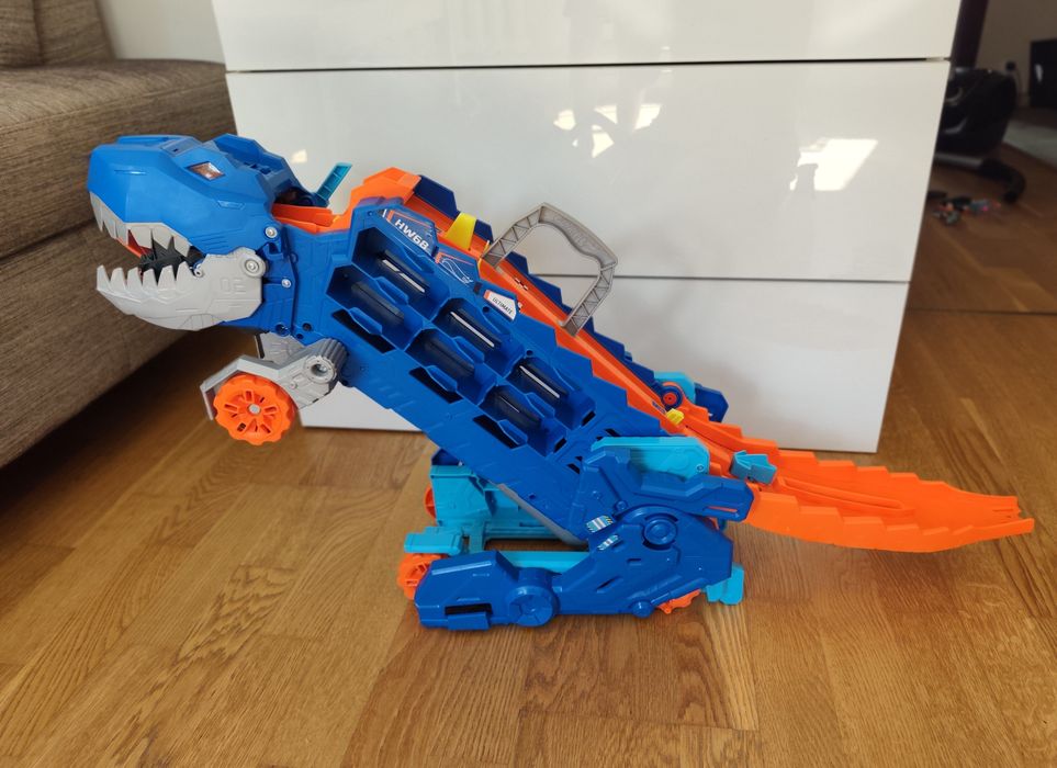 HOT WHEELS T-REX MEGA Trandporter dinozaur 2w1 Tory Wyścigowe  + autka