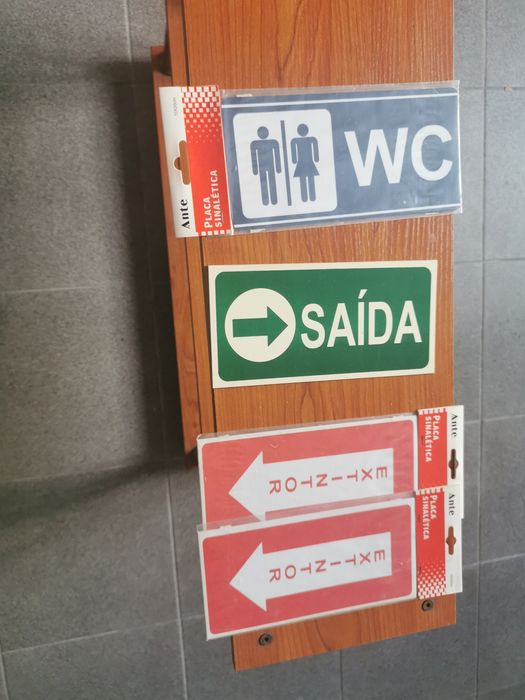Quatro sinaléticas.