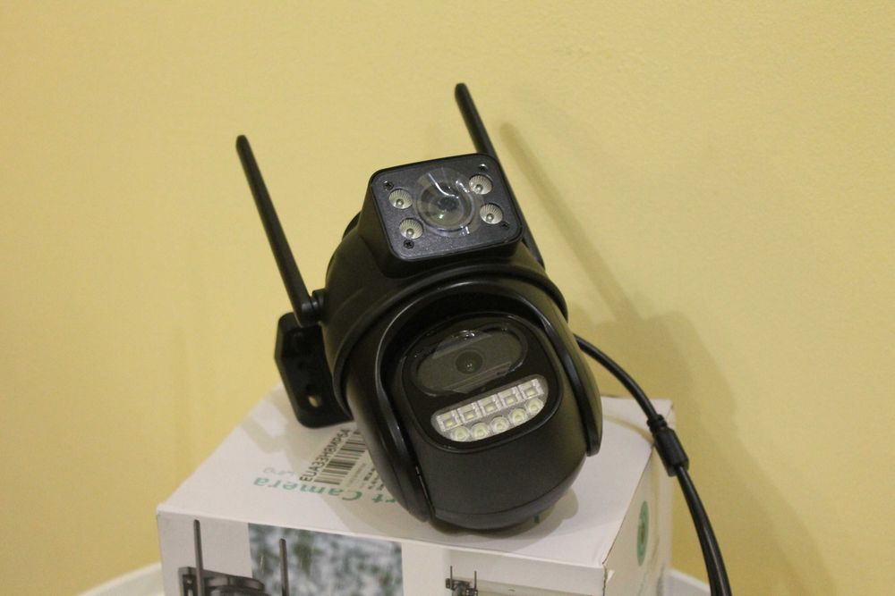 WiFi камера з двома об’єктивами та нічною підсвіткою
