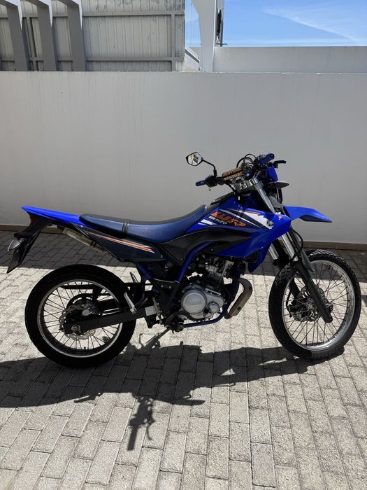 Mota Yamaha WR 125R de garagem