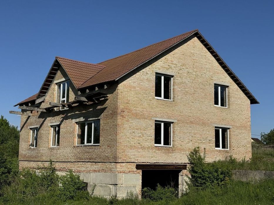 Незавершене будівництво біля Рівного в топовій локації
