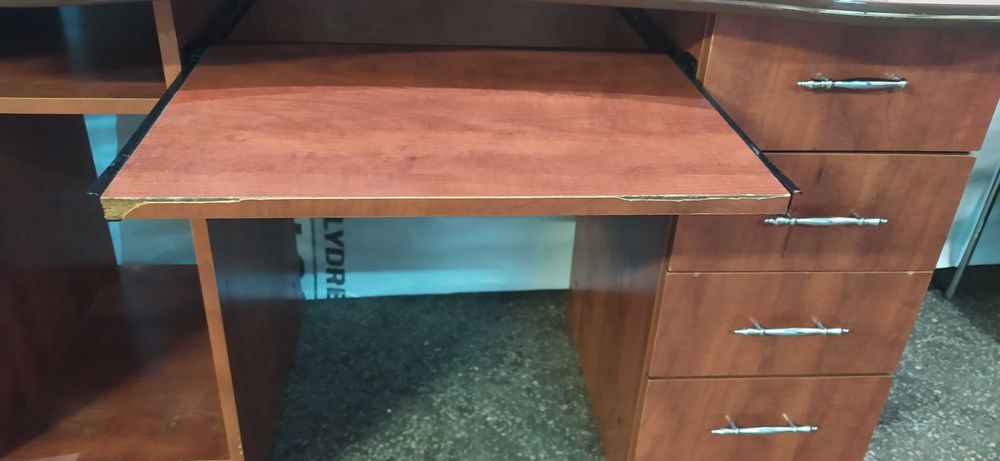 Комп'ютерний стіл